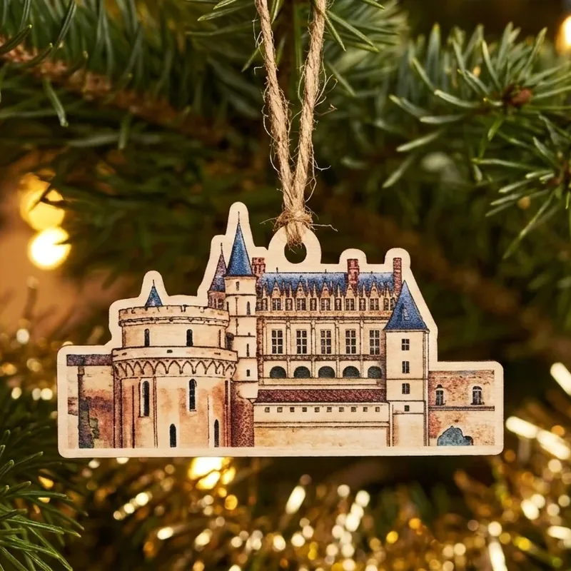 Boule en bois découpée à la silhouette du château d'Amboise, accrochée dans un sapin