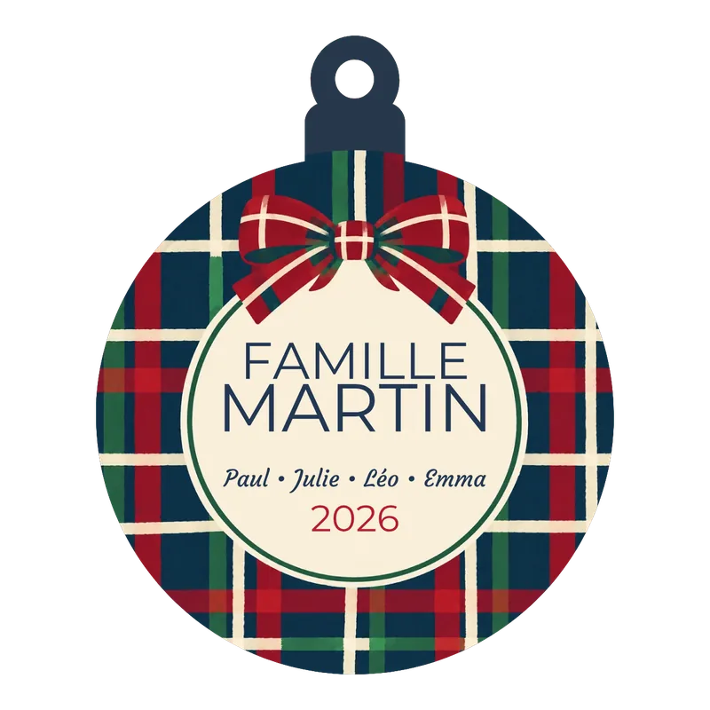 Boule de Noël ronde en bois au tartan rouge et vert, imprimée « Famille Martin » avec les prénoms Paul, Julie, Léo et Emma