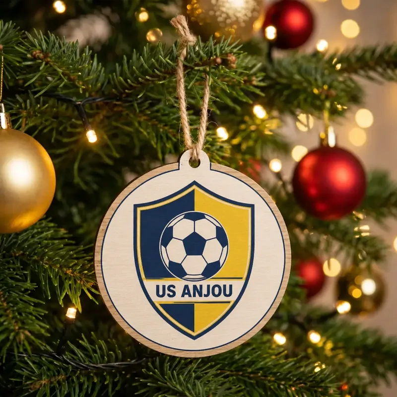Boule de Noël en bois imprimée du logo d'une association, accrochée dans un sapin