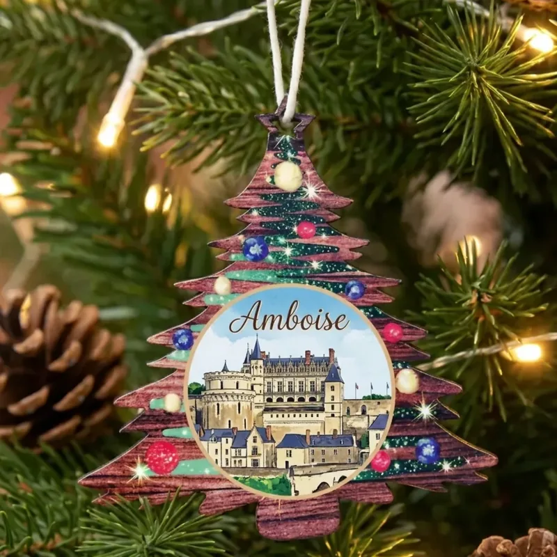 Boule de Noël en bois en forme de sapin, imprimée du château d'Amboise, suspendue dans un sapin
