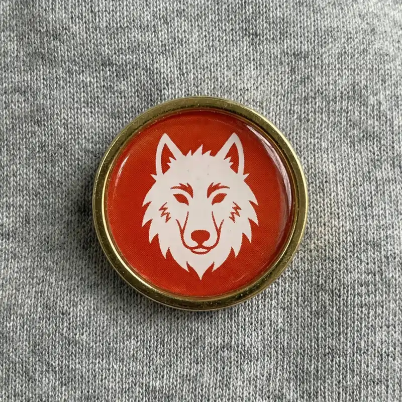 Détail atelier : pin's métal doré personnalisé, imprimé en France