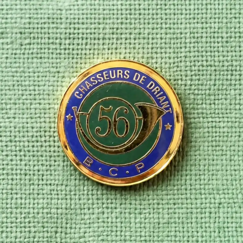 Pin's plexi effet métal doré — finition miroir or (vue 2)