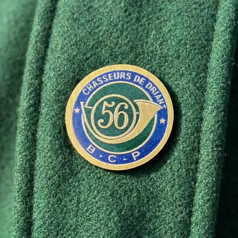 Pin's plexi effet métal doré — finition métallique or (vue 1)