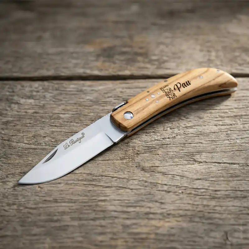 Couteau de poche Rustique avec manche en bois gravé