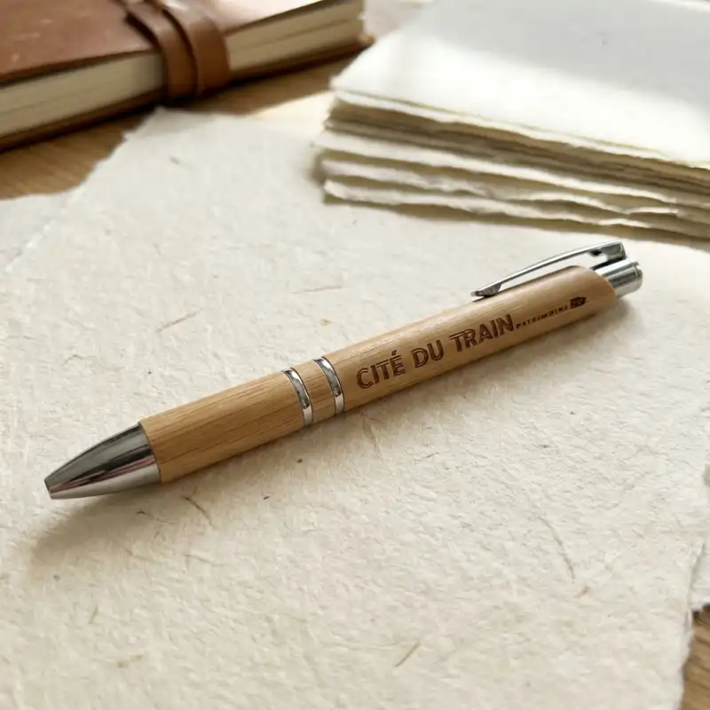 Stylos publicitaires écologiques en bois et bambou gravés