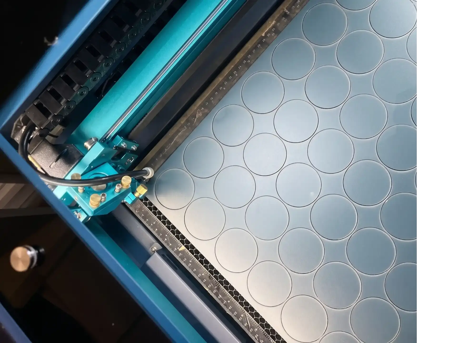 Machine de découpe laser dans l'atelier de Saint-Barthélemy-d'Anjou